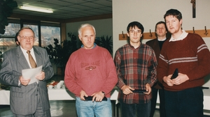 Reinhard Stotter, Kurt Gomig und Andreas Oberdorfer starteten ihre Ausbildung vor 40 Jahren bei Liebherr. Zu sehen sind sie hier bei ihrem zehnjährigen Jubiläum