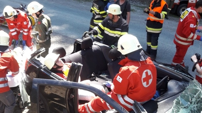 Sanitäter, Feuerwehrleute und Bergretter hatten eine ganztägige Gemeinschaftsübung im Lesachtal. Teamarbeit war gefragt. Nachgestellt wurden eine Explosion in einem Betriebsgebäude, Verkehrs- und Kletterunfall.