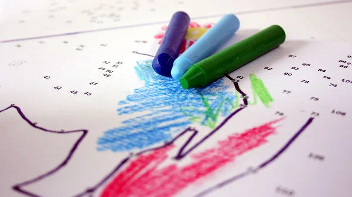 1900. Bis heute starten viele Kinder ihre ersten künstlerischen Versuche mit Wachsmalstifen. Der Dank gebührt dem US-amerikanischen Unternehmen Crayola, das auch heute noch der größte Hersteller der Wachsmaler ist. Die Besonderheit: Bei den ersten Malversuchen wird angeblich unbewusst die motorische Koordination der beiden Hände trainiert.