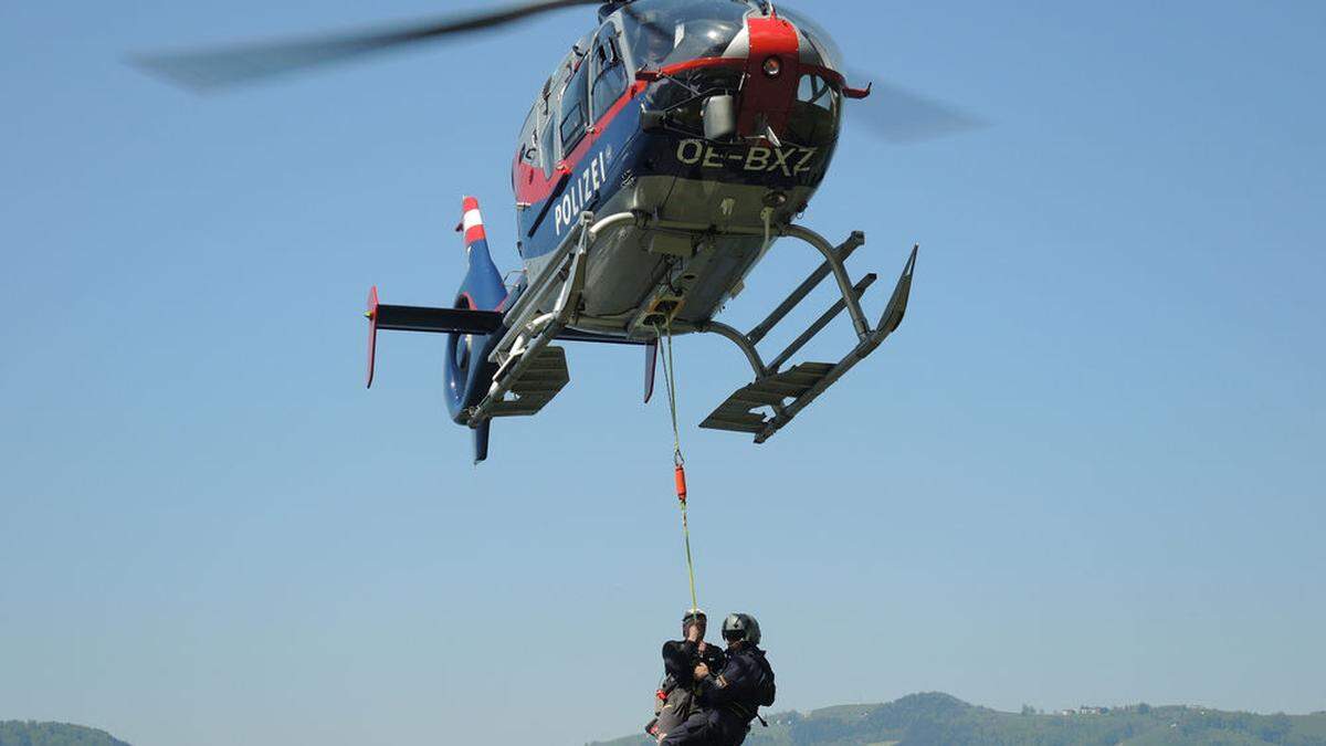 Der Verunglückte wurde am Donnerstagabend vom Polizeihubschrauber geborgen (Symbolbild)