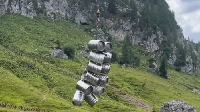 Zwölf Bierfässer im Anflug auf die Schutzhütte im Toten Gebirge