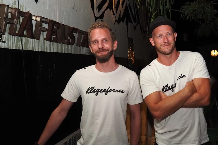 Das Modelabel Klagenfornia gibt es ebenfalls ein Jahr, worauf Samstagnacht in der Hafenstadt angestoßen wurde.