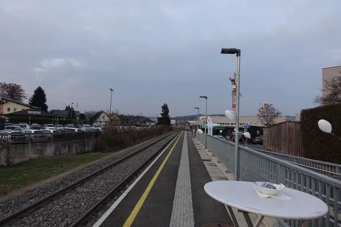 Die Gesamtnutzungslänge des Bahnsteiges beträgt 120 Meter.