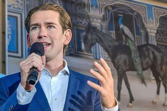 "Ich habe manchmal bei FPÖ-Politikern das Gefühl gehabt, sie glauben an Verschwörungstheorien. Aber das hat alles getoppt. Anscheinend waren Sie woanders als ich" - ÖVP-Chef Sebastian Kurz schlägt rote und blaue Fliegen mit einer Klappe ...