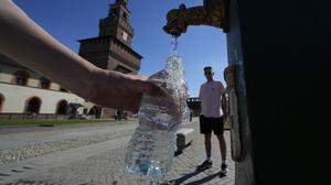 Wasser gegen die brütende Hitze in Mailand.