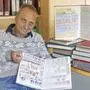 Ein Mann mit Namen Heinz Winkler sitzt vor einem Tisch und Bücherregal mit Sammelalben und zeigt ein Album mit Briefmarken her | Der Briefmarkensammler Heinz Winkler