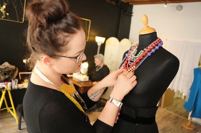 Ihre Stoffe beziehen sie aus Deutschland, Holland und Schweiz und bieten in ihrem extravagant gestalteten Atelier auch zahlreiche Accessoires an. Vor allem selbstgemachten Schmuck und Lederwaren von Designern aus Slowenien, Österreich und Afrika. Dabei unterstützen sie auch ein Hilfsprojekt in Uganda, wo Frauen aus Recyclingpapier Ketten herstellen und sie unter ihren eigenem Namen vermarkten. Mit Dekoration von Veranstaltungen, Hochzeiten und Geschäften haben die beiden ein weiteres Betätigungsfeld gefunden.