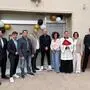 Ein Gruppenfoto auf dem Männer und Frauen verschiedenen Alters zu sehen sind: