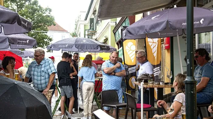 Viele Besucher waren zum Berglust Stadtcafe gekommen und genossen trotz einer kurzen Regenphase die lockere Stimmung