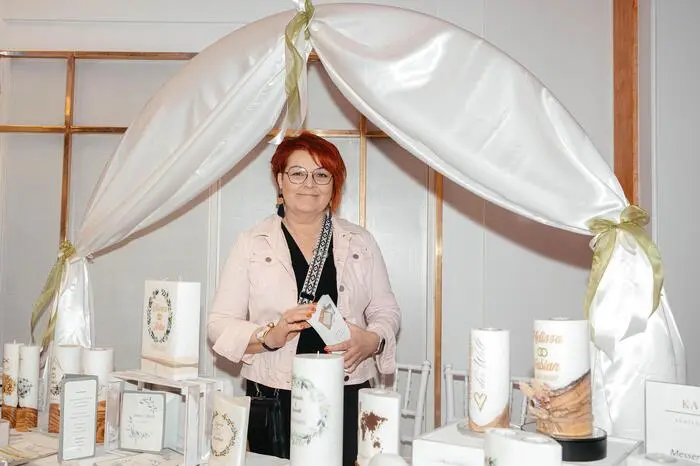 Individuelle Hochzeitskerzen werden ausgestellt