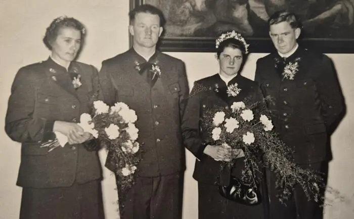Ella Zeiler (links) und ihr Gatte Sepp mit dem befreundeten Ehepaar Walcher vlg. Schirf bei der Doppelhochzeit in Salzburg