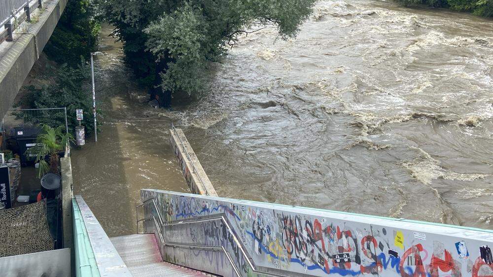 Die Mur trat über die Ufer, der &quot;Citypeach&quot; wurde überschwemmt – schlimmere Schäden blieben trotzdem aus