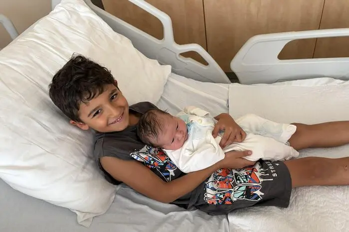 Über Verstärkung freut sich Julian Kinan (7) und begrüßte am 22. August seinen kleinen Bruder Rian. Das zweite Kind von Khamael Al Douri und Ahmed Al Mahmoud tat mit 3500 Gramm den ersten Schrei. In Niklasdorf trifft man die glückliche Familie jetzt beim Spazierengehen.