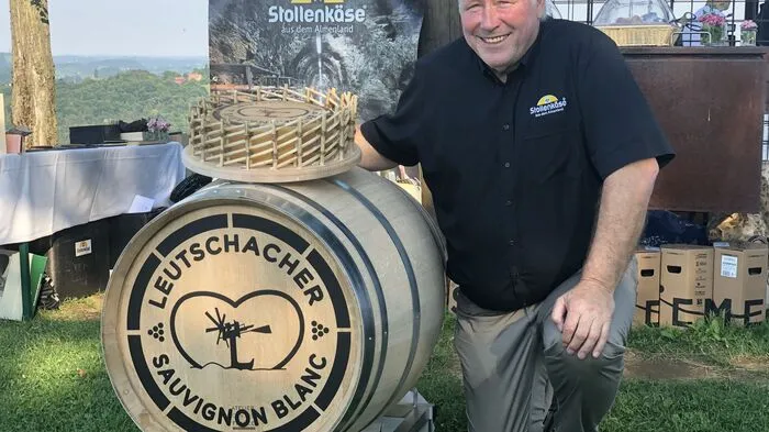 Käsevater Franz Möstl präsentiert seinen Stollenkäse. Gemeinsam mit 107 südsteirischen Weinbauern produziert er nächstes Jahr den Leutschacher Sauvignon Käse.