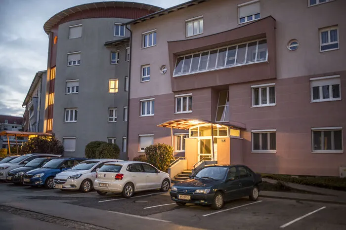 „Besser Wohnen“ in Welzenegg: Dem Stadtteil Welzenegg haben die Produzenten eine wichtige Rolle zukommen lassen. Er ist die Heimat von Harri Pinter und Langzeitfreundin Ines Pontiler. Die Wohnung der beiden befindet sich im Hermannstädterweg 18. Für die Nacht- und Außenaufnahmen wurde vor dem Wohnblock mit der Hausnummer 18 gedreht. Das Spielgerüst, vor dem Pinter um Pontilers Hand anhält und auf dem er sich nach einer Schlägerei mit ihrem neuen Freund erholt, wurde extra für den Dreh aufgebaut. Nicht weit weg befindet sich aber eines eigens für die Kinder der Siedlung. Während den Dreharbeiten mussten dort Straßen gesperrt und das Parkverbot erweitert werden. 