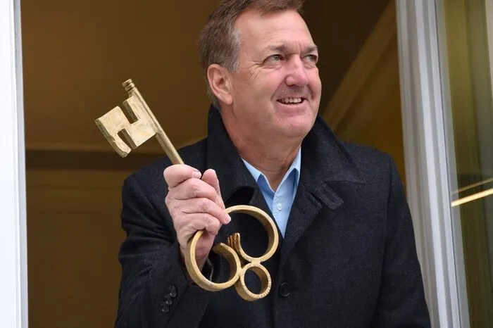 Bürgermeister Reinhold Höflechner musste den Schlüssel fürs Rathaus auch diesmal wohl oder übel herausrücken. Klciekn Sie sich durch!