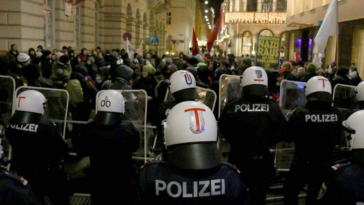 Die Gruppe aus Graz fuhr nach Wien, um gegen den Ball zu demonstrieren - bei der Hinfahrt wurden sie angehalten