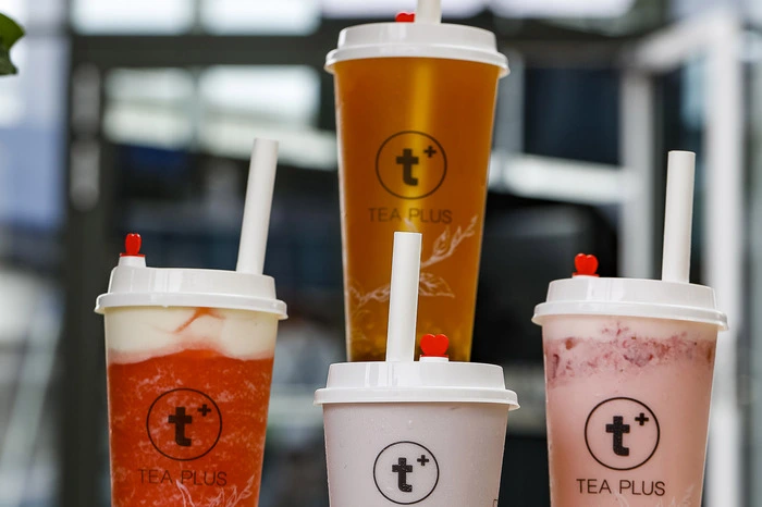 Bei den Bubble Teas kann man zwischen der Basis wählen sowie Toppings dazu bestellen. Die Bubbles landen dabei am Boden der Becher, dann werden die süß-fruchtigen Mix-Kreationen hinzugefügt. Auch die Süße und die Temperatur sind frei wählbar.