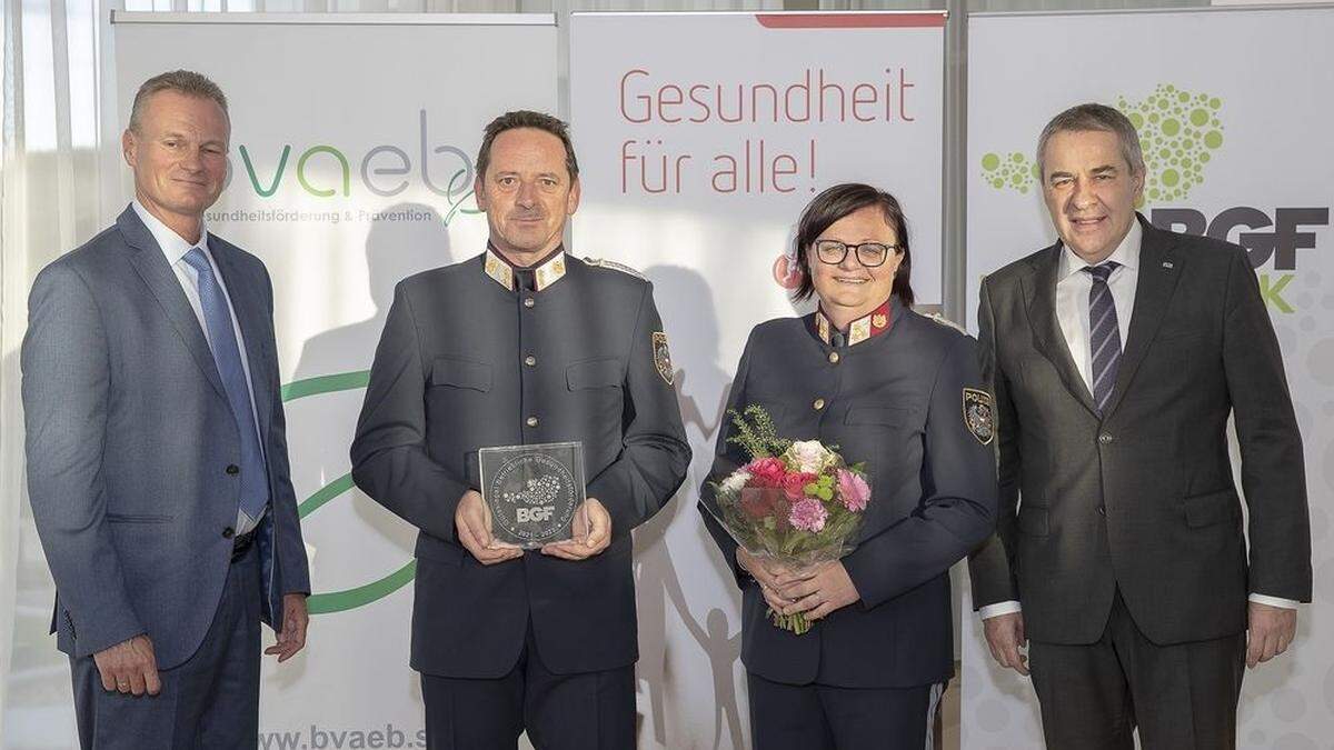 Alfred Krenn und Astrid Grill-Bontsch von der Polizeiinspektion Gamlitz bei der Gütesiegelverleihung