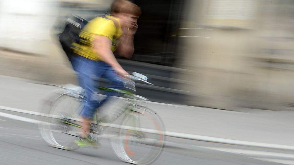 Die Polizei sucht nach dem jugendlichen Radfahrer (Archivbild)