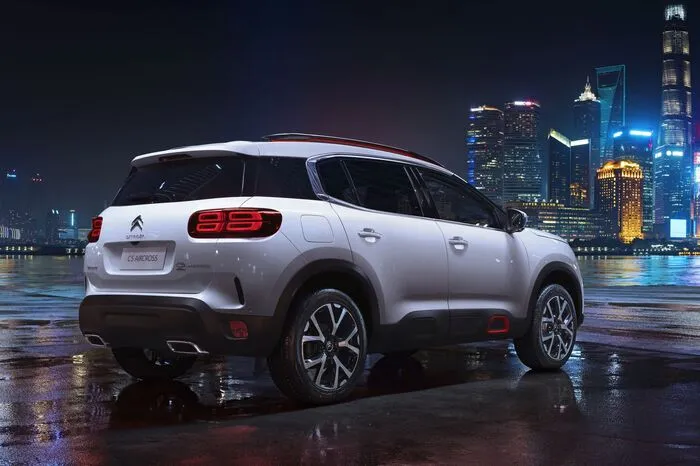 Und als erstes Fahrzeug der Marke wird er mit Plug-in Hybrid-Technologie PHEV e-AWD angeboten. Sie kombiniert einen Benzin-Verbrennungsmotor (200 PS) mit zwei Elektromotoren, die jeweils an der Vorder- und Hinterachse verbaut sind. Das bedeutet: endlich Allradantrieb im Hause PSA.