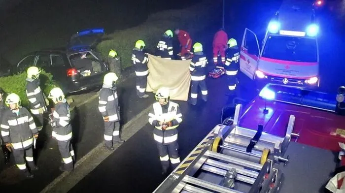 Der Pkw PKW geriet aus unbekannter Ursache von der Fahrbahn ab und schlug gegen einen Betonzaun.