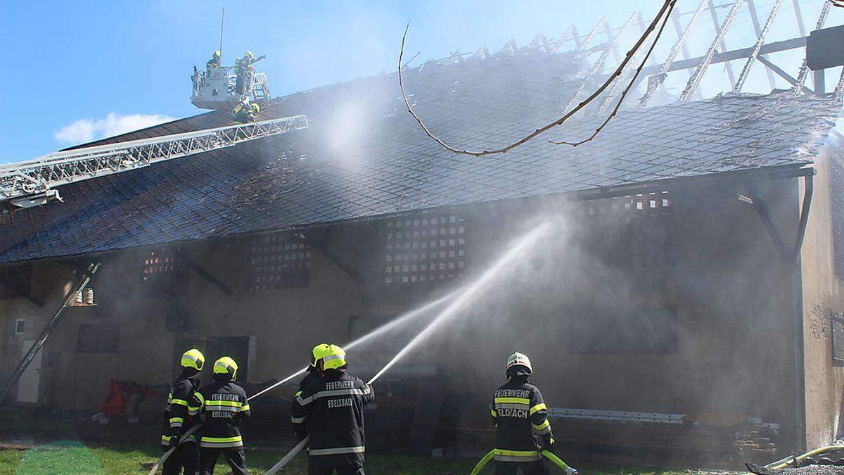 Mehr als 130 Feuerwehrleute waren am Brandort in Auersbach im Einsatz