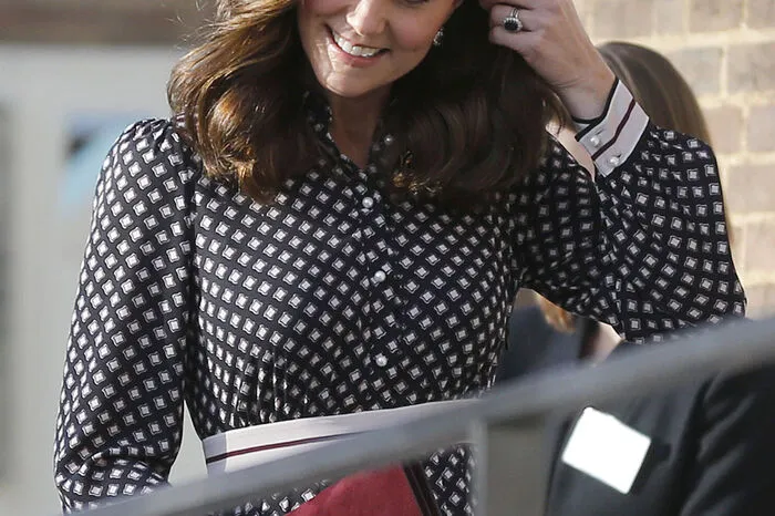 Im schwarzen Kleid mit weißen Punkten macht Kate (35) wie immer eine perfekte Figur. Von ihrem Babybauch war nichts zu sehen, es gibt auch keine Anzeichen mehr für Schwangerschaftsübelkeit.