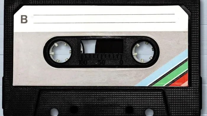 Die Kompaktkassette wurde im Jahr 1963 von Phillips auf den Markt gebracht. Man konnte bis zu 90 Minuten pro Seite damit aufnehmen und wiedergeben. Obwohl sie gemeinhin als veraltet und unpraktisch gilt, erlebt sie seit einigen Jahren eine kleine Renaissance.