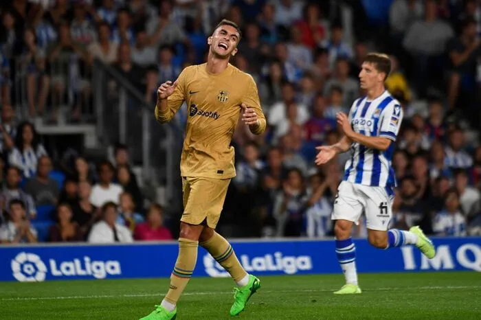 Danach entwickelte sich ein offener Schlagabtausch zwischen den beiden Teams. Barcelona hatte mehr Ballbesitz, Sociedad die besseren Chancen. Es ging mit 1:1 in die Kabine.