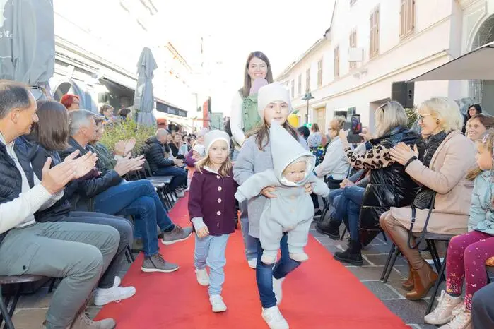 Auch Kinder standen als Models auf dem Laufsteg und sorgten für große Begeisterung.