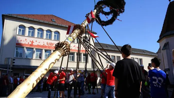 Am Mittwochnachmittag wurde der Maibaum der Stadt Voitsberg auf dem Hauptplatz feierlich aufgestellt.