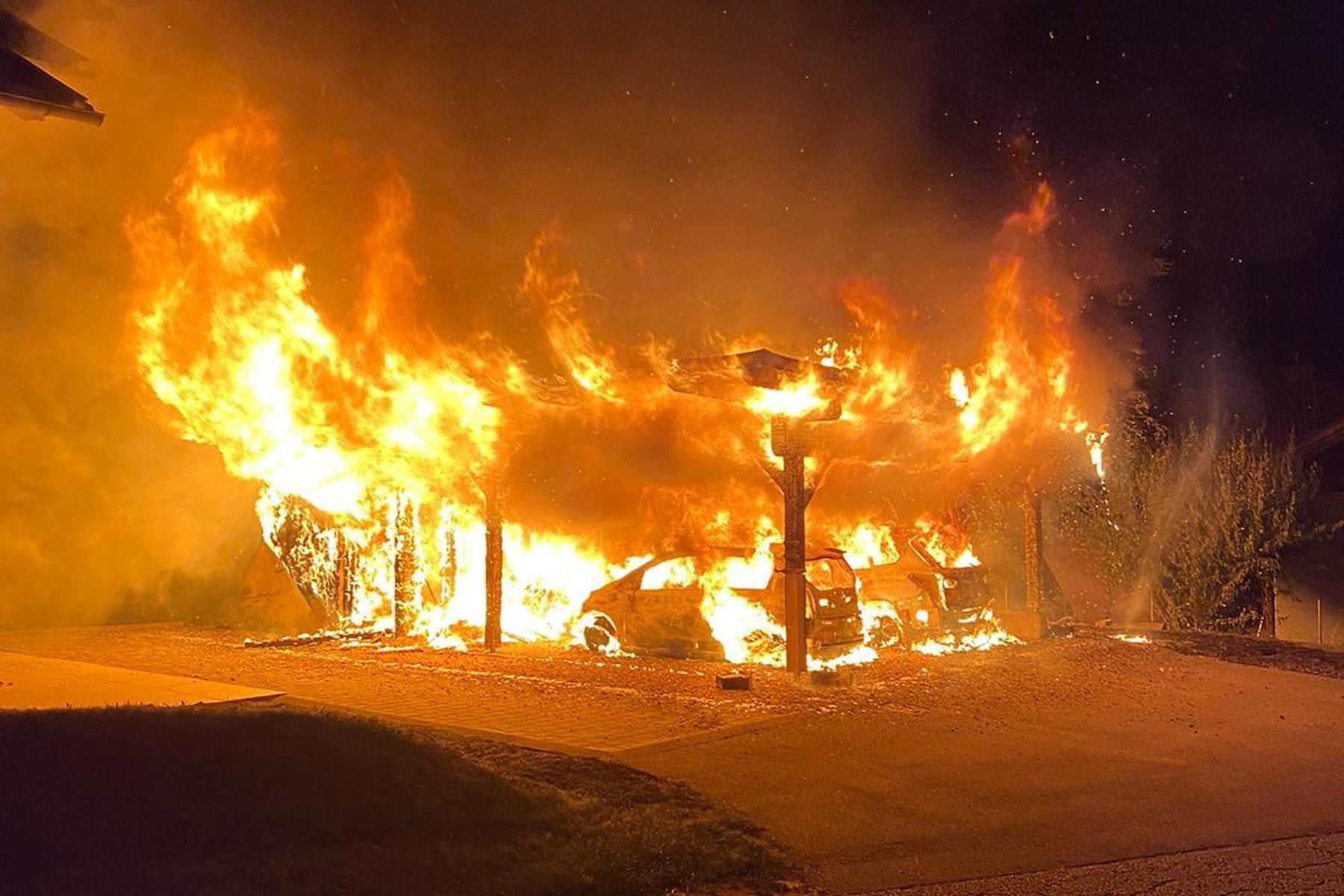 Autos in Flammen: Carport und Fahrzeugen brannten in Kärnten lichterloh