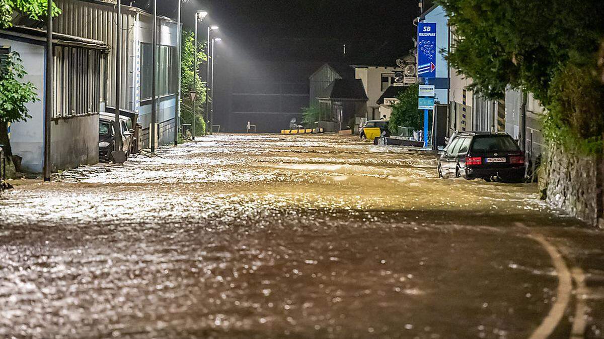 In Deutschland stehen ganze Straßen unter Wasser
