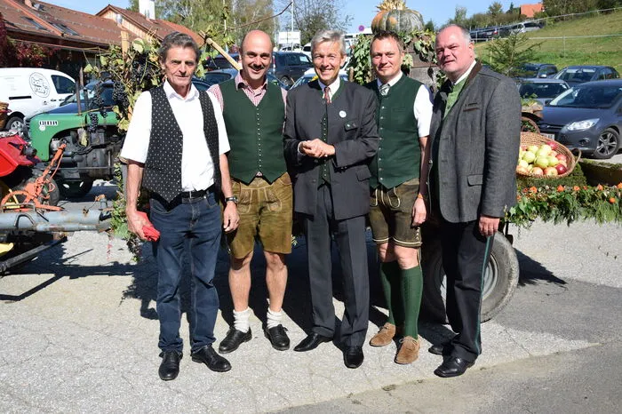 Anton Janisch, Hallenwart der Riegersburger Vulkanlandhalle, Vizebürgermeister Arnold Prisching-Neubauer, ÖVP-Klubobmann Reinhold Lopatka, Bürgermeister Manfred Reisenhofer und ÖVP-Kandidat Johann Hartinger (v. li.)