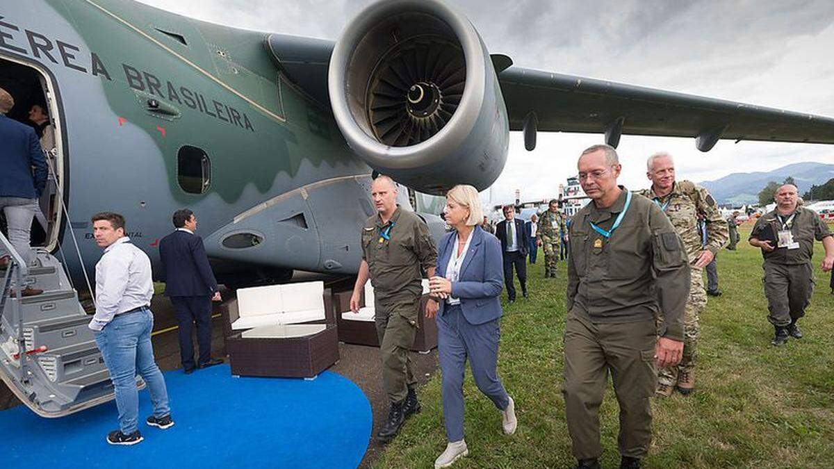 Verteidigungsministerin Klaudia Tanner nahm die C-390 in Zeltweg unter die Lupe.