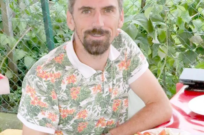 Fest Backhendl schmausen sah man unter anderem Bürgermeister Wolfgang Grilz, Meteorologen Andreas Mansberger (Foto), Murauer Bier-Logistikleiter Roland Maurer, „Oberhahn in Ruhe“ Karlheinz Reichhold sowie den ehemaligen Militärkommandant von Kärnten, Gerd Ebner.