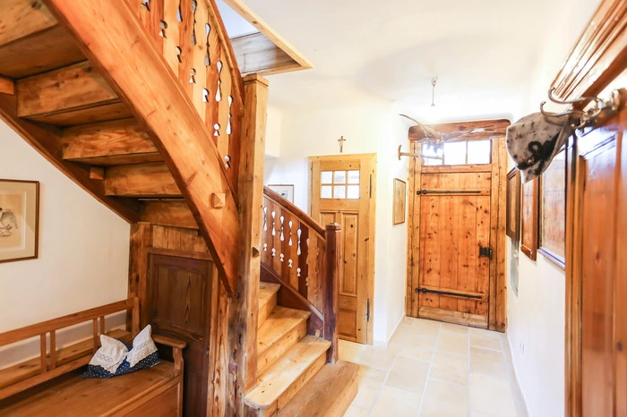 Ein erster Blick ins Hausinnere, wo die liebevoll renovierte alte Treppe unter den ausgebauten Dachboden führt.