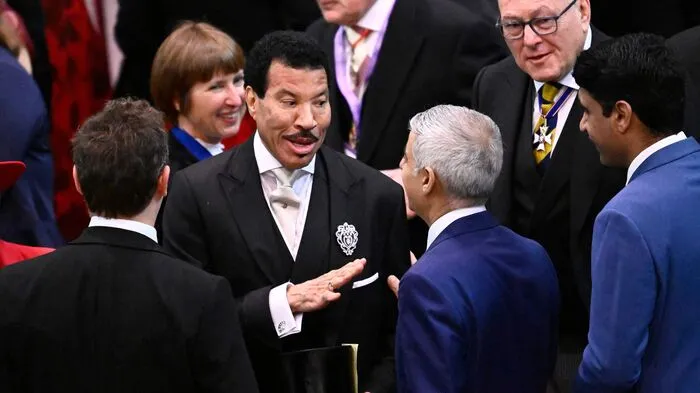 Vor der Krönung von König Charles III. und Königin Camilla haben sich die ersten prominenten Gäste versammelt. Hier der amerikanische Sänger Lionel Richie (Mitte)