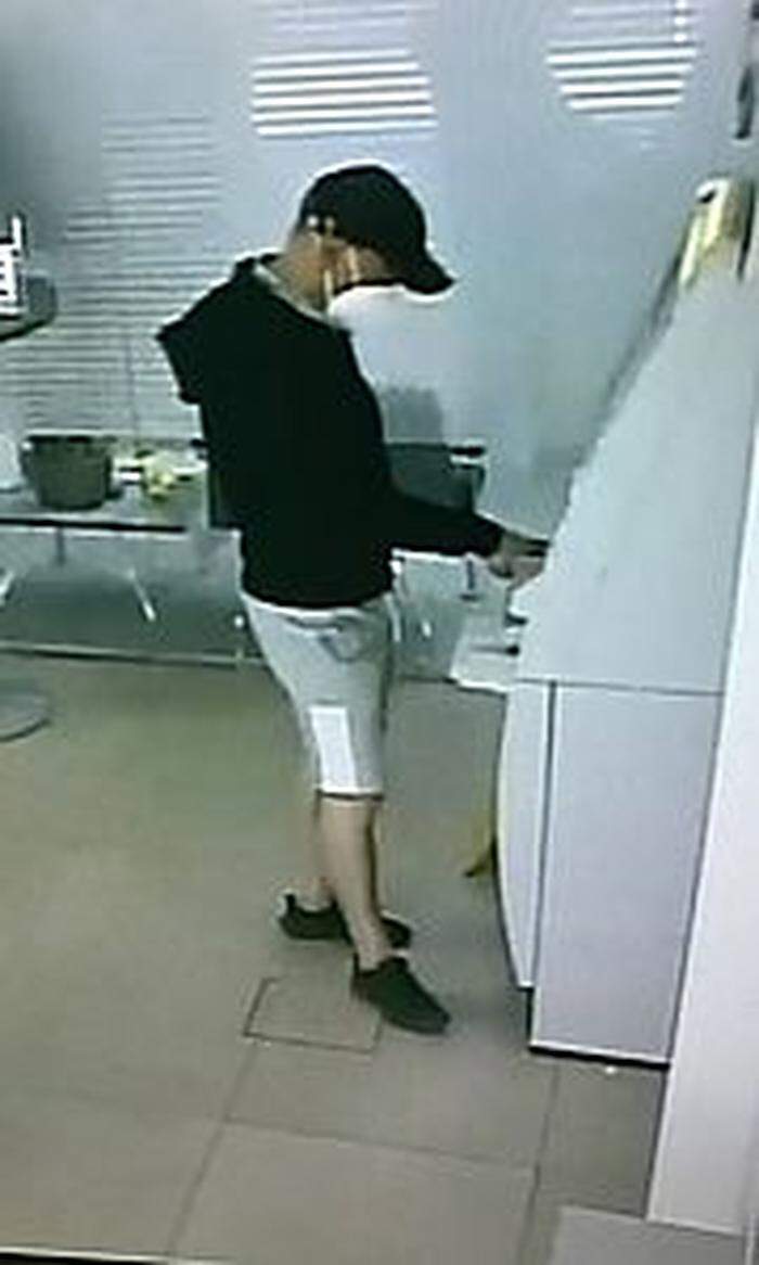 Der unbekannte Mann hat mit der Bankomatkarte eines seiner Opfer mehrfach Geld behoben