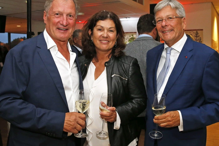 Ski-Legende Franz Klammer, Ulli Wehr und ihr Partner, Landeshauptmann Peter Kaiser kamen auch, um den Stadion-Wald schon vor der Eröffnung zu sehen. 