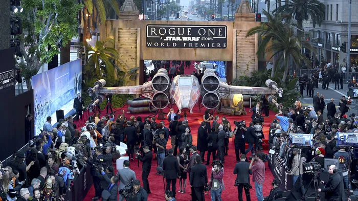 Eine neue Reihe von Star-Wars-Filmen werden von den Fans schon begeistert erwartet: "Star Wars: Rogue One" feierte gestern in Hollywood Premiere.