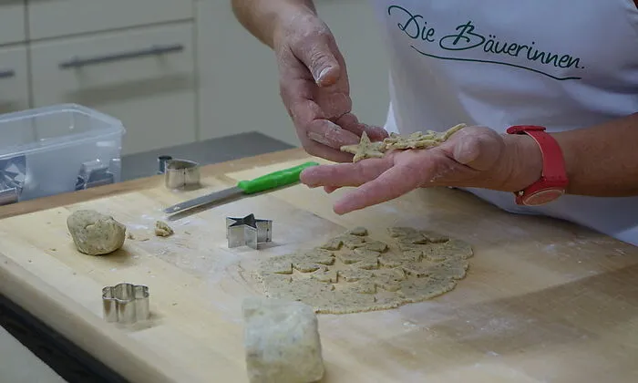 Making-of: Die Bäuerinnen zeigen, wie die „Ischler Törtchen“ gelingen