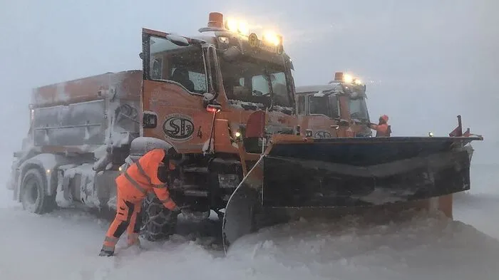 Sturmböen mit bis zu 120 Kilometer pro Stunde erschweren die Arbeit gewaltig