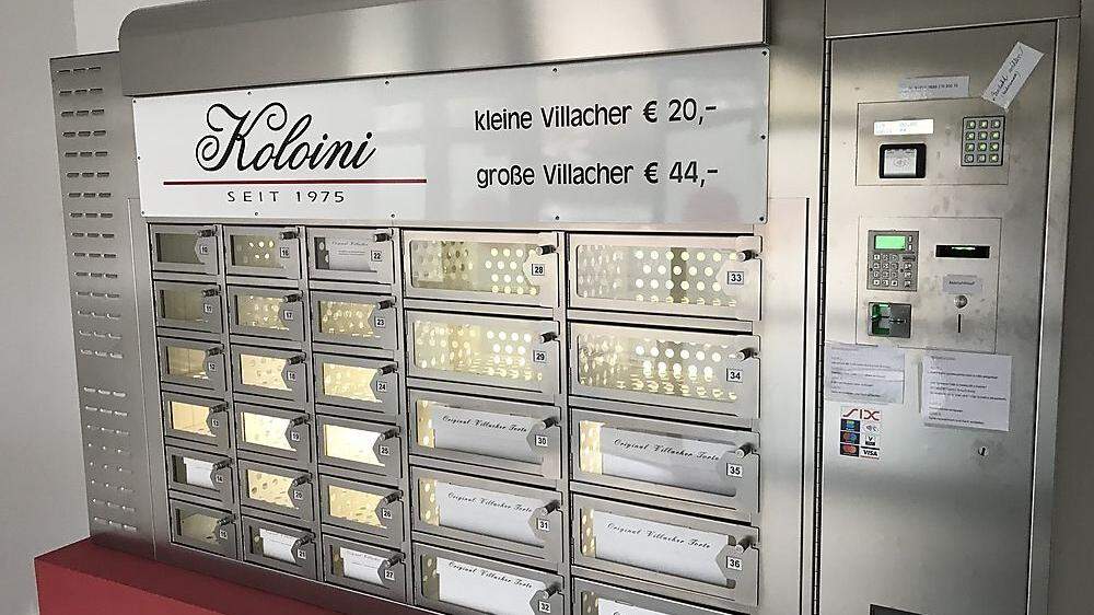 Beim Tortenautomaten der Konditorei Koloini kann man rund um die Uhr Villacher Torte kaufen.