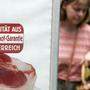 Viele Konsumenten greifen lieber zu billigem Fleisch aus dem Ausland als Produkten aus Österreich. Das bringt heimische Produzenten unter Druck