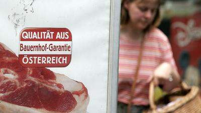 Viele Konsumenten greifen lieber zu billigem Fleisch aus dem Ausland als Produkten aus Österreich. Das bringt heimische Produzenten unter Druck