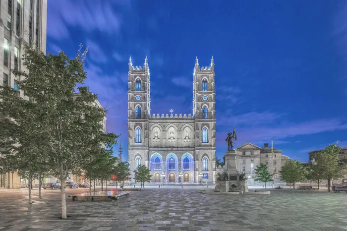 Die Basilika befindet sich in der Altstadt Montreals und wurde als Ersatz für die ehemalige Pfarrkirche Notre-Dame errichtet. Fertiggestellt wurde der neue Bau 1829, ein Jahr später wurde die alte Pfarrkirche abgerissen, nur Mauerreste blieben davon übrig.