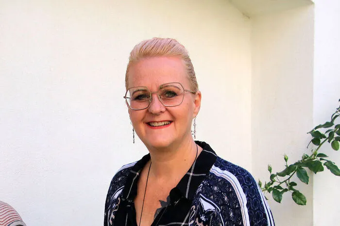 Raymonde Marcher Greinix (54), Köflach: Als ich mich im Mai des Vorjahres entschloss nach Köflach zu übersiedeln und hier ein Atelier zu eröffnen, war es für mich kein Wagnis, sondern die Erfüllung eines lang gehegten Wunsches. Am Standort Hauptplatz Nummer 7 stehen mir ein ehemaliges Bauernhaus mit 200 Quadratmeter Wohnfläche sowie ein schöner Garten zur Verfügung. Ich arbeite seit 1988 freischaffend als Künstlerin, zwischenzeitlich auch als Restauratorin und genieße hier die Entfaltungsmöglichkeiten. Und auch die Möglichkeit, Interesssenten meine Werke zu präsentieren. Auch finde ich hier die Voraussetzungen, Kurse im Rahmen der „KunstARTisten“ abzuhalten.  
