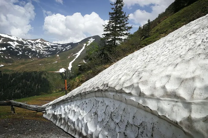 Letzte Schneereste seien laut Lick zwar noch vorhanden, würden aber aufgrund der hohen Temperaturen rasch schmelzen.